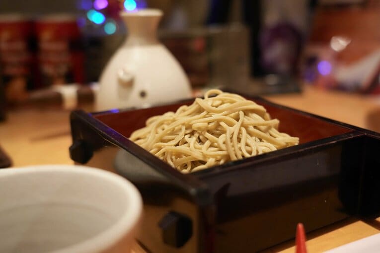 猪木は最初、冷たいせいろ蕎麦から食べた