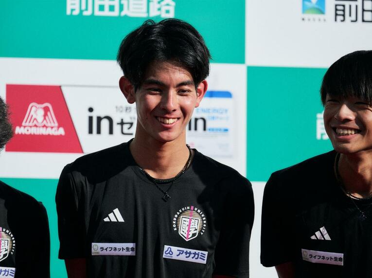 表彰式で笑顔を見せる野中恒亨　©Yuki Suenaga