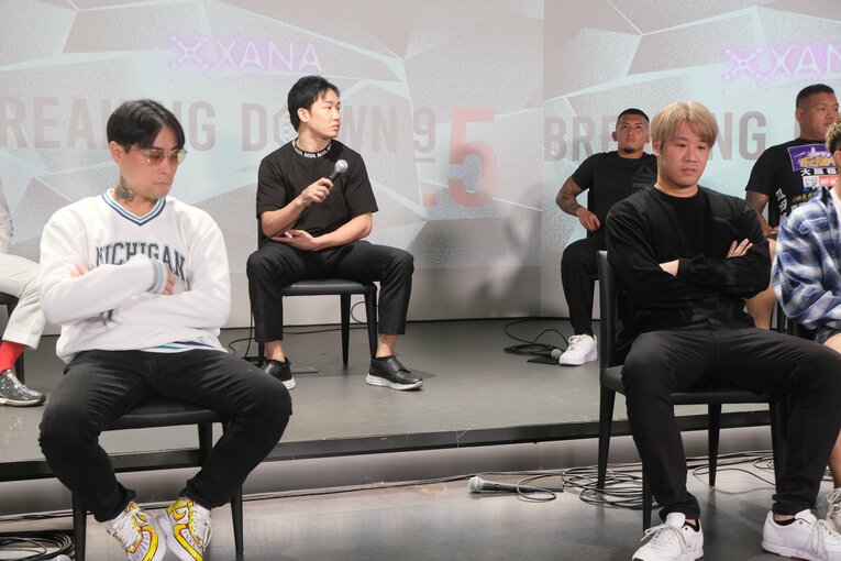 前日会見では静かだった両者。中央には朝倉未来　©Norihiro Hashimoto