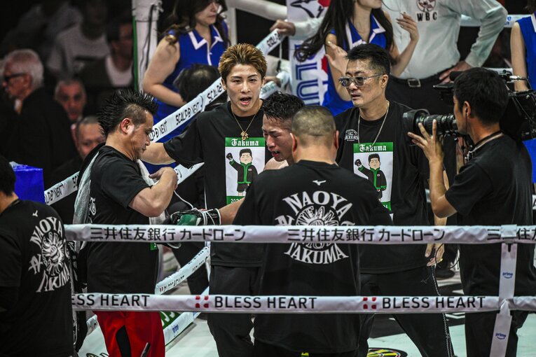 井上拓真をねぎらう兄・井上尚弥　©Takuya Sugiyama