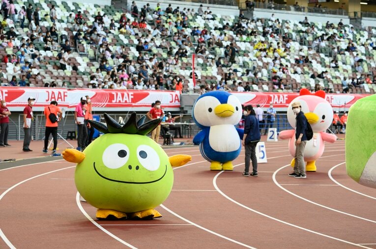 おすまし顔でスタート位置に着くぱちゃぽ。　©Hirofumi Kamaya