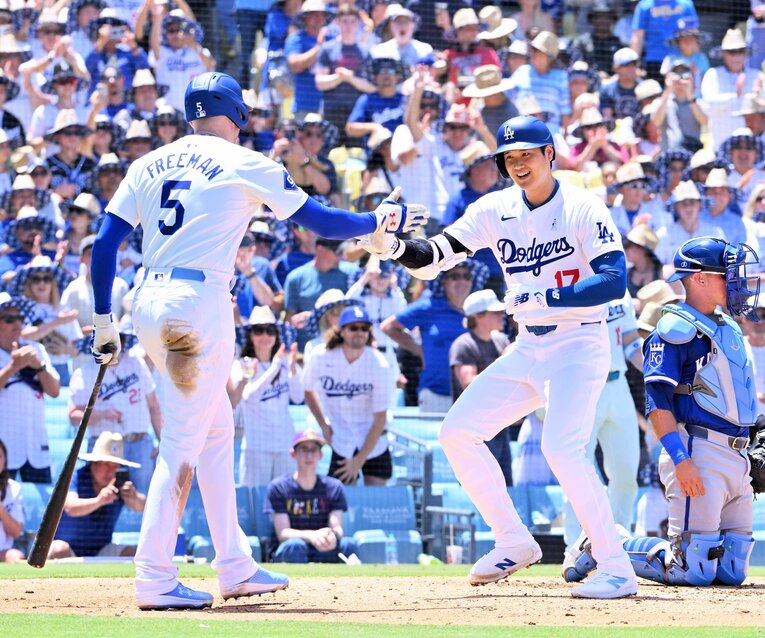 大谷を祝福するフリーマン。この後、二者連続本塁打を放った　©JIJI PRESS