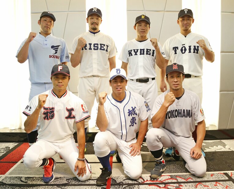 享栄高時代のユニフォームを着た大島（後列左から３番目）。履正社ユニのオリックス・Ｔ－岡田や、大阪桐蔭ユニの中田翔らも（2018年）　©︎JIJI PRESS
