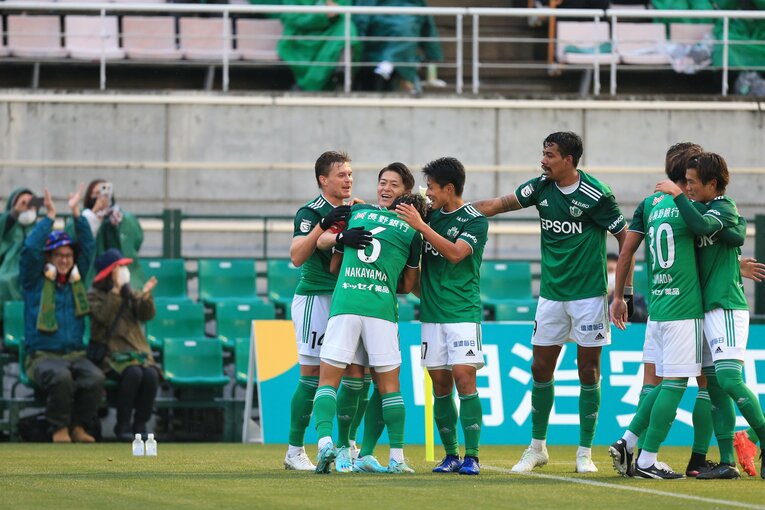2022年のJ3最終節、ゴールを決めた中山陸（6番）をはじめ、松本山雅の選手たちが次々と田中隼磨のもとにきて抱きついた　©︎J.LEAGUE