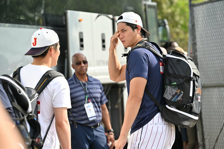 やや眠そうに目をこする大谷　©Naoya Sanuki