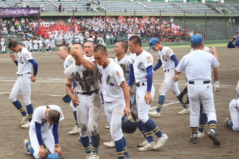 福島県大会の準決勝で敗れ、涙にくれる聖光学院ナイン　©Genki Taguchi