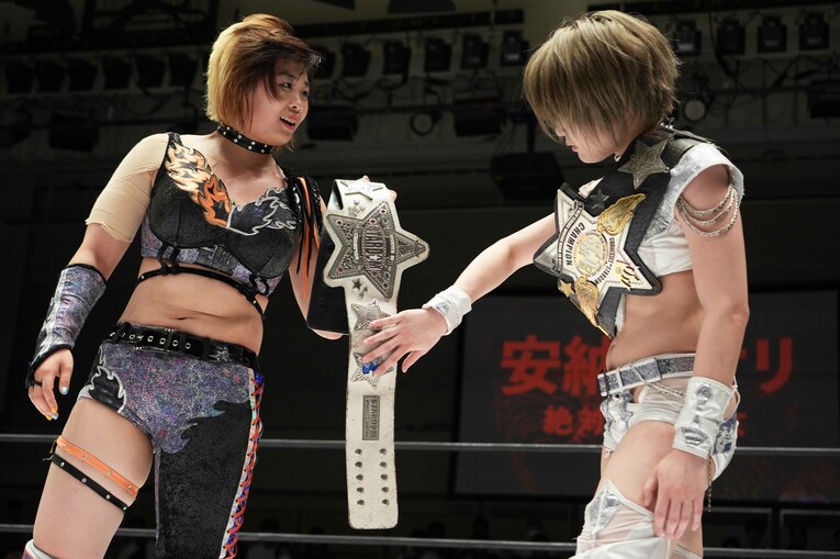 MIRAIが持つ白いベルトに手を伸ばす安納サオリ　©Essei Hara