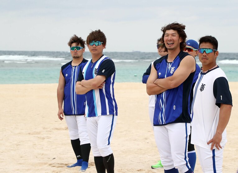 2023年宜野湾キャンプで。左から戸柱、神里和毅、大田、桑原将志　©Sankei Shimbun