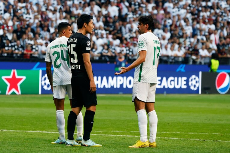 「“鎌田大地と守田英正が一緒に写った1枚”を狙いたいけど…」「長谷部誠はすでにコーチのように」CL日本人対決と“美しい夕焼け”撮影ウラ話(50)