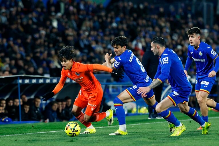 「バモーース！！」久保建英“劇的アシスト”に味方GKが敵陣ゴール付近まで…仲間は絶叫、新監督からハグ「ガッツと勝利の欲求」が窮地ソシエダを救う(4)