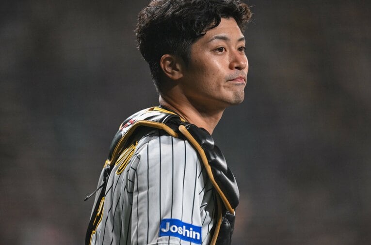 今季、夏以降はほぼすべての試合でスタメンマスクをかぶった阪神・坂本誠志郎。そのクレバーな思考は大学時代からだった ／ photograph by Nanae Suzuki