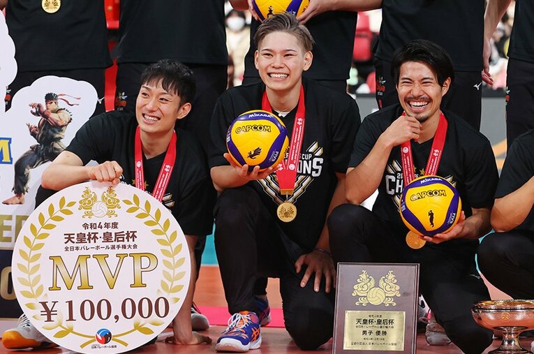 （左から）柳田将洋、西田有志らと共に大型補強の目玉としてジェイテクトに加入したセッター関田誠大。Vリーグでの巻き返しを予感させる天皇杯制覇だった ／ photograph by YUTAKA/AFLO SPORT