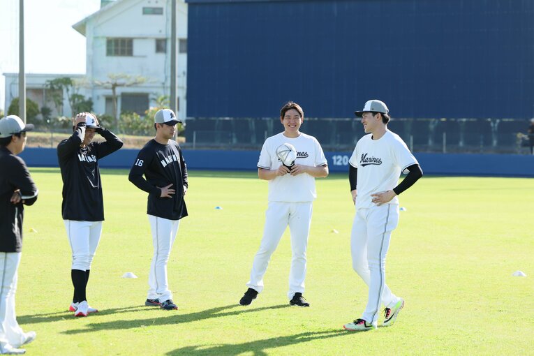 練習の合間にチームメートの安田と楽しそうに話す佐々木朗希　©︎Chiba Lotte Marines