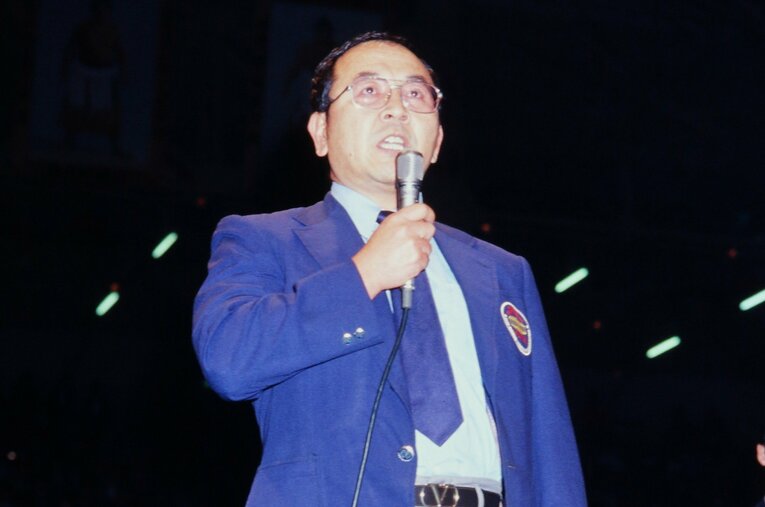 マット界に大きな功績を残し、2025年4月21日に亡くなった新間寿さん　©AFLO