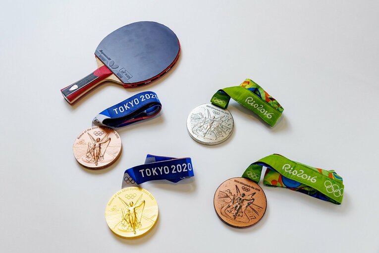 水谷の人生を変えたリオ2016と東京2020で獲得したメダルと東京2020で使用したラケット　©Kiichi Matsumoto