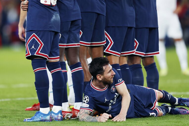 「PSGメッシ」の初得点と“FKの壁で寝転び”、ネイマールとの友情を撮った… 18歳のバルサ新10番ファティも復活〈激写〉(51)