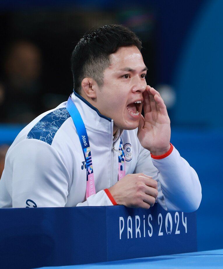 台湾代表コーチとしてパリ五輪に参加している夫・賢悟さん　©︎JIJI PRESS