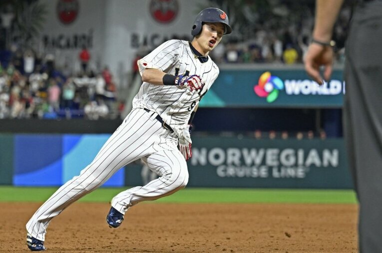 ソフトバンクに所属する周東佑京、27歳。WBC準決勝でSNSのトレンドにも入った「周東の足」の原点とは？ ／ photograph by KYODO
