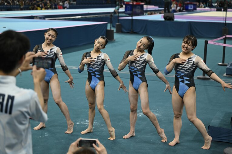 選手たちが披露したのは、宮田笙子がゆかの演技でする決めポーズだった　©Asami Enomoto/JMPA