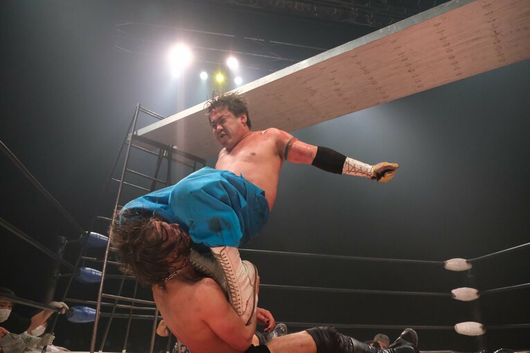 カリスマ葛西純「世の中は無駄な血を一滴も流すな」 頬を串刺し、人間ダーツ…それでもデスマッチが“ただの残虐ショー”ではない理由(51)