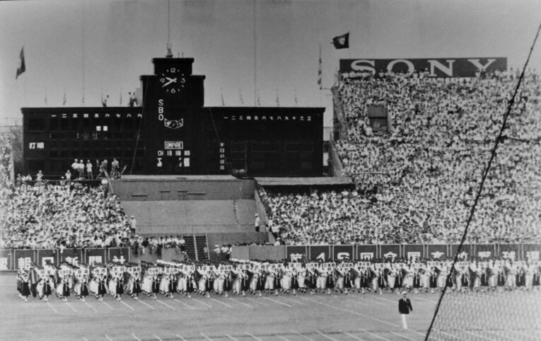 1964年の甲子園、開会式の様子 ©JIJI PRESS