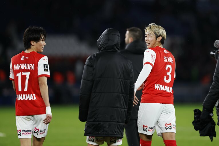 「PSGをブ然とさせた」中村敬斗ゴール＆お膳立て伊東純也が喜ぶ“会心の1枚”「関根大輝も試合後…」ランス“日本人3兄弟”を現場で撮った(18)