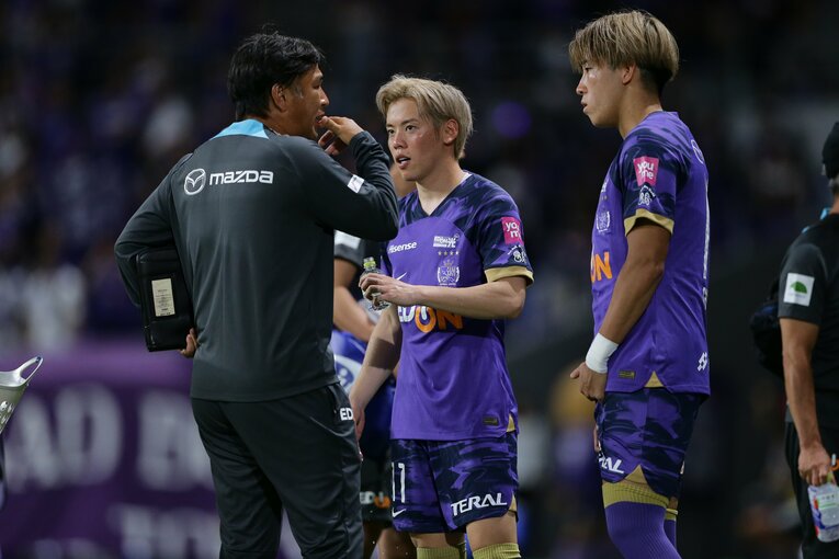 迫井ヘッドコーチから指示を受ける中野　©︎J.LEAGUE