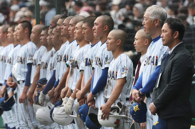 高校時代の思い出を胸に…写真は2025年３月の選抜大会準決勝。右から５人目が石垣　©JIJI PRESS