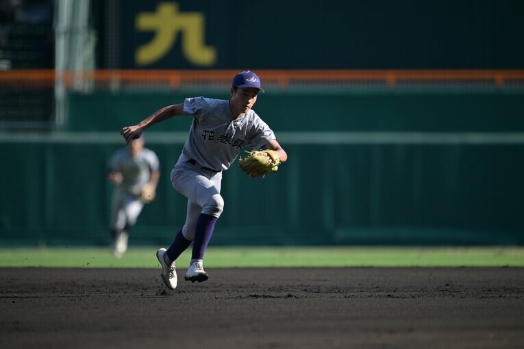 元プロ名手が挙げた…花巻東・熊谷陸「天才的守備シーン」連続写真　1枚目／全7枚　©Hideki Sugiyama