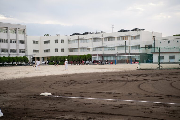 サッカー、ラグビーの両部とグラウンドを分け合って練習をしている ©Kota Inoue