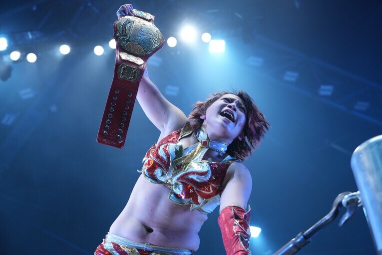 「新しいマリーゴールドを見てほしい！」Sareeeからワールド王座を奪取して歓喜する林下詩美　©Essei Hara