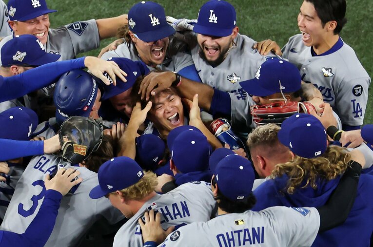 優勝が決定した瞬間、ナインにもみくちゃで祝福される山本由伸（中央）。小早川氏は山本の投球がMLBの新たなトレンドを後押ししているのでは、と見た　©Getty Images