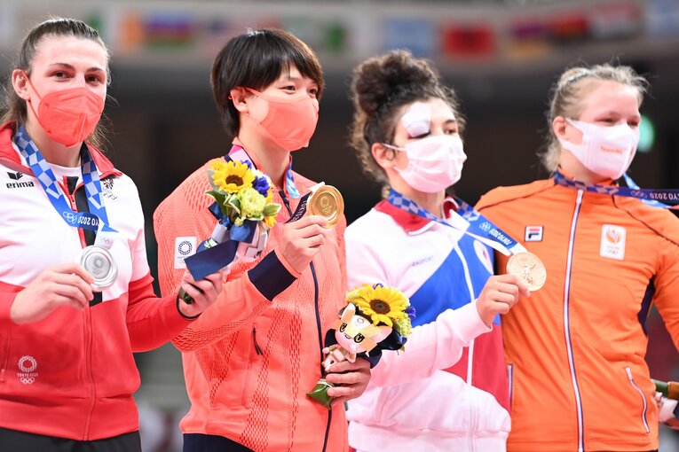 「終わったな」「何やってるんだろう」 “27歳初出場で金メダル”新井千鶴の「積み上げてきたものが違う」柔道人生(13)