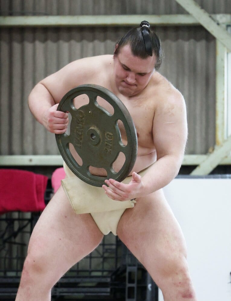 朝稽古で汗を流す安青錦（写真は2月）　©JIJI PRESS