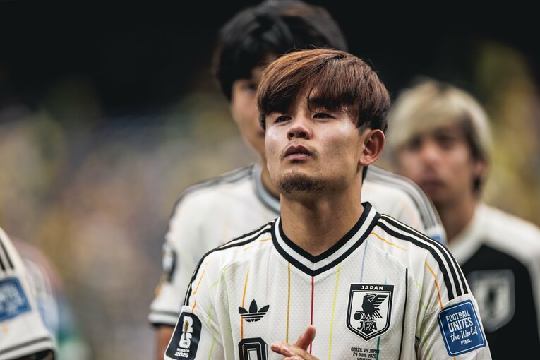 【テレビに映らなかったブラジル戦真相】試合後、涙、涙…ピッチに倒れ込む日本代表選手と励ます仲間たち。森保一監督の“痛恨の表情”も（写真は右に続きます）　©Kiichi Matsumoto/JMPA