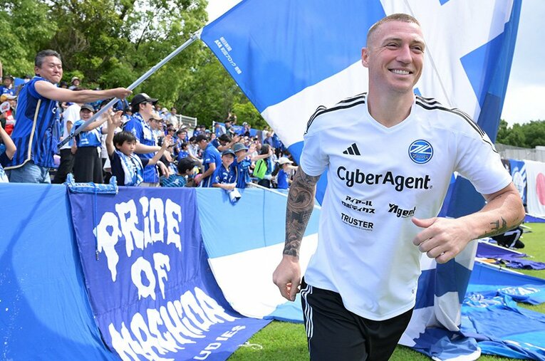 試合前、サポーターと触れ合った後に笑顔のミッチェル・デューク。「天空の城」と銘打つゼルビアのホームスタジアムが持つ異色さとは ／ photograph by FCMZ