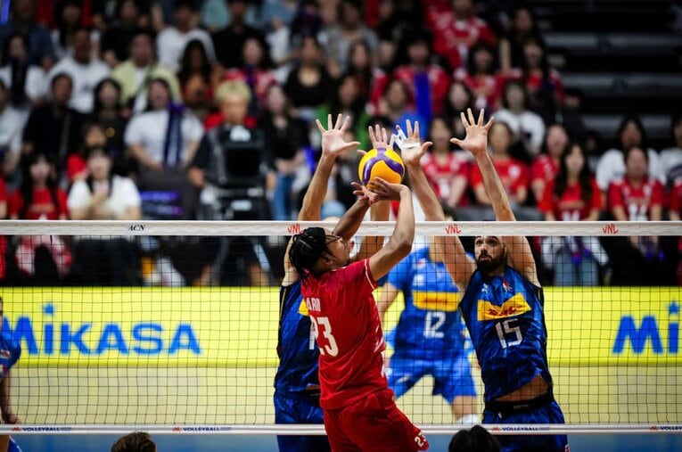 エバデダン・ラリー（VNLイタリア戦）©Volleyball World