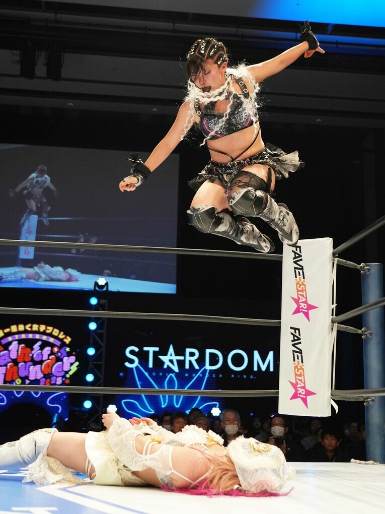 コーナーからダブルニードロップを放つ吏南　©Essei Hara