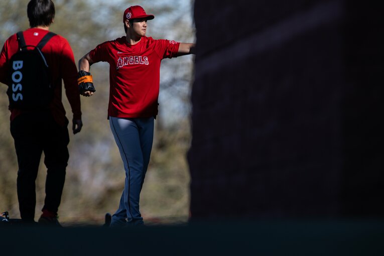 ボクシンググローブのような器具を用いて練習　©Nanae Suzuki