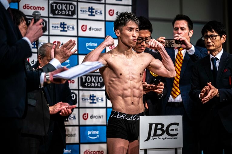 55.2キロで計量をパスした井上尚弥　©Takuya Sugiyama