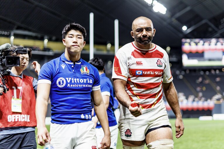 FB矢崎由高（早稲田大学）、FLリーチ マイケル（東芝ブレイブルーパス東京）©︎Kiichi Matsumoto