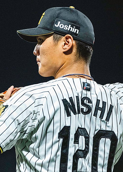 背番号120のユニフォームを身につける西