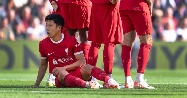 遠藤航　直筆サインTシャツ　日本代表　シュツットガルト　リヴァプール　サッカー HATTRICK（ハットトリック）-選手の想いをファンへ届ける公式