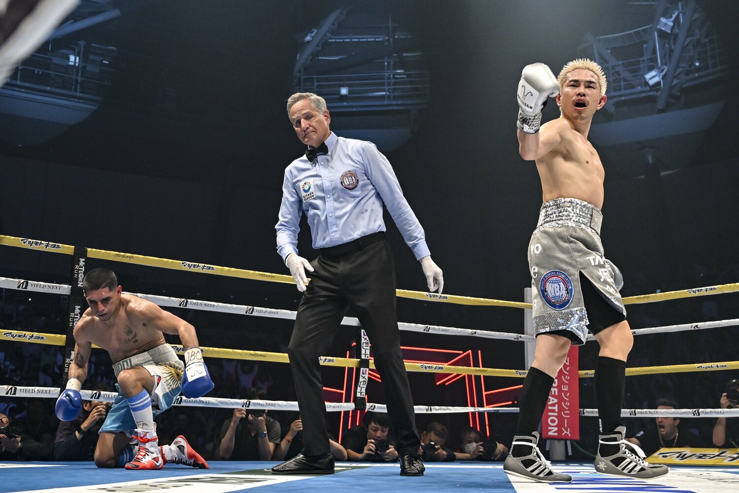 10回、井岡一翔がマルティネスからダウンを奪った瞬間　©Hiroaki Finito Yamaguchi