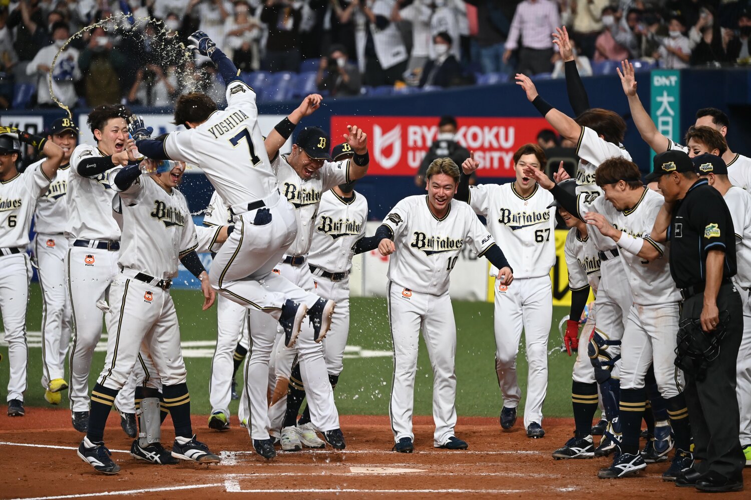 2022年日本シリーズ第5戦、サヨナラ3ランを放った吉田。頓宮は“最前列”で出迎えた　©︎Naoya Sanuki