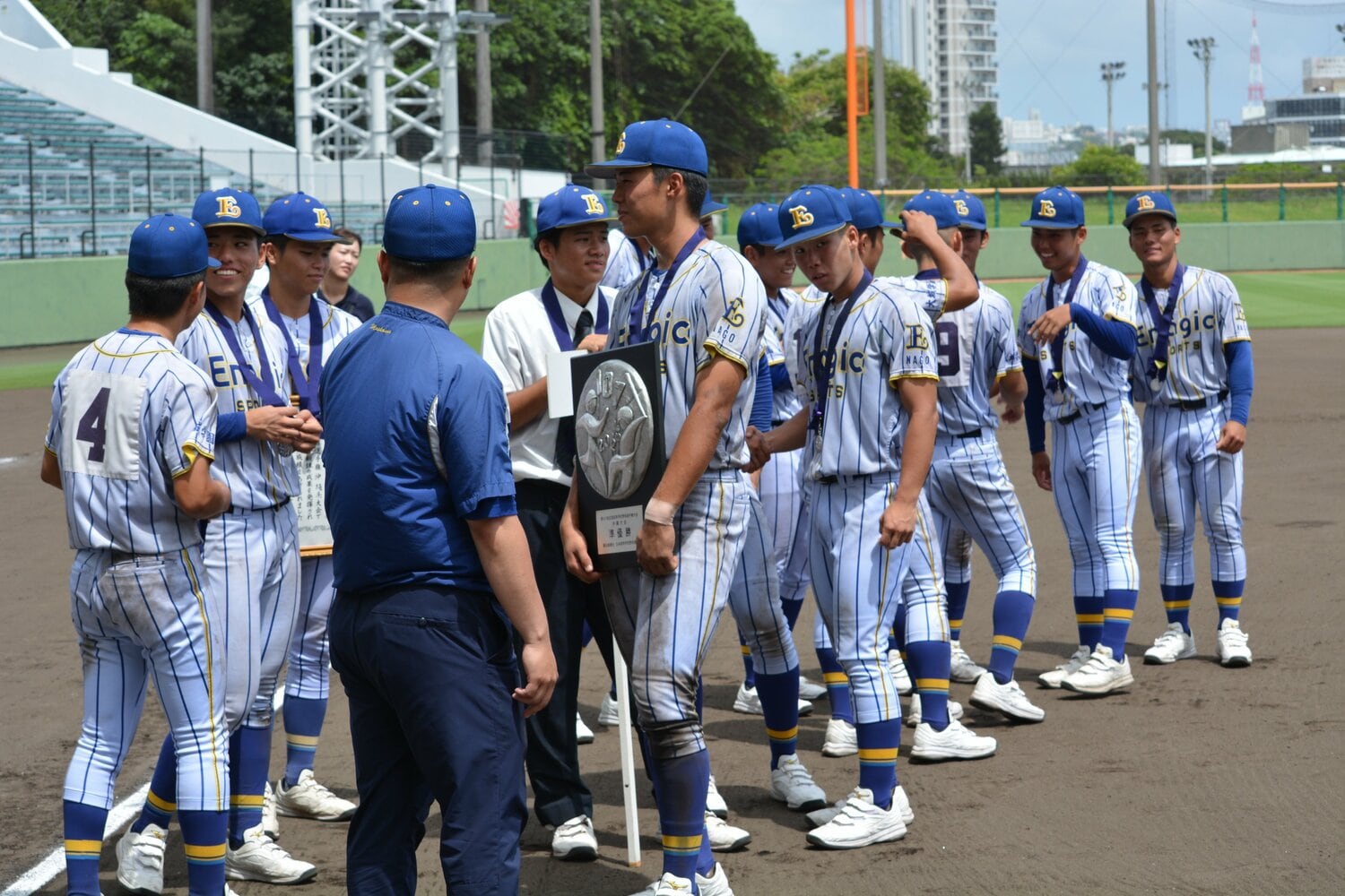 敗れたエナジックの選手たち。試合後には笑顔もあった　©Takarin Matsunaga