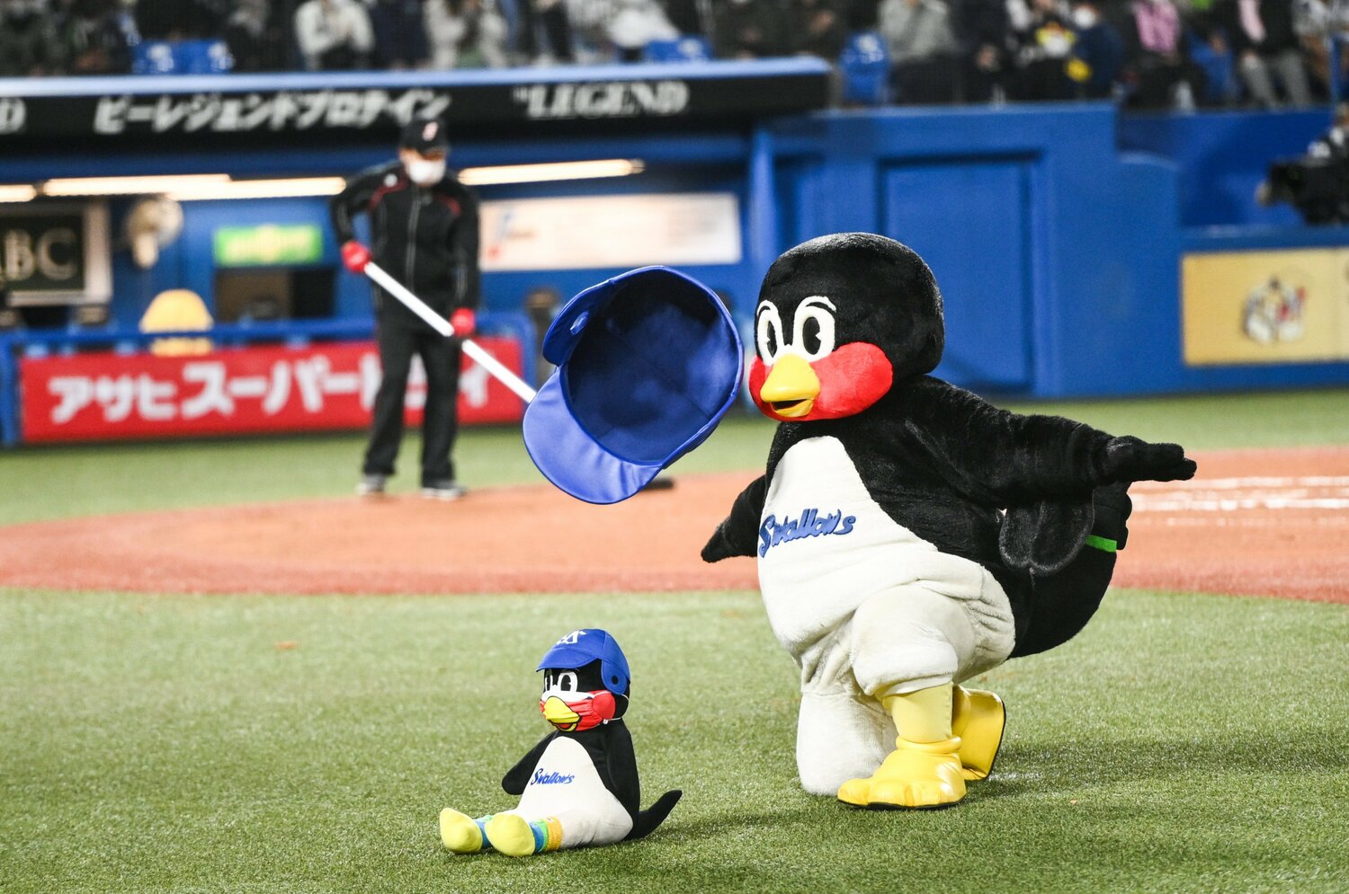 神宮球場に行けば必ず見られた、つば九郎の代名詞「空中くるりんぱ」！　©Nanae Suzuki