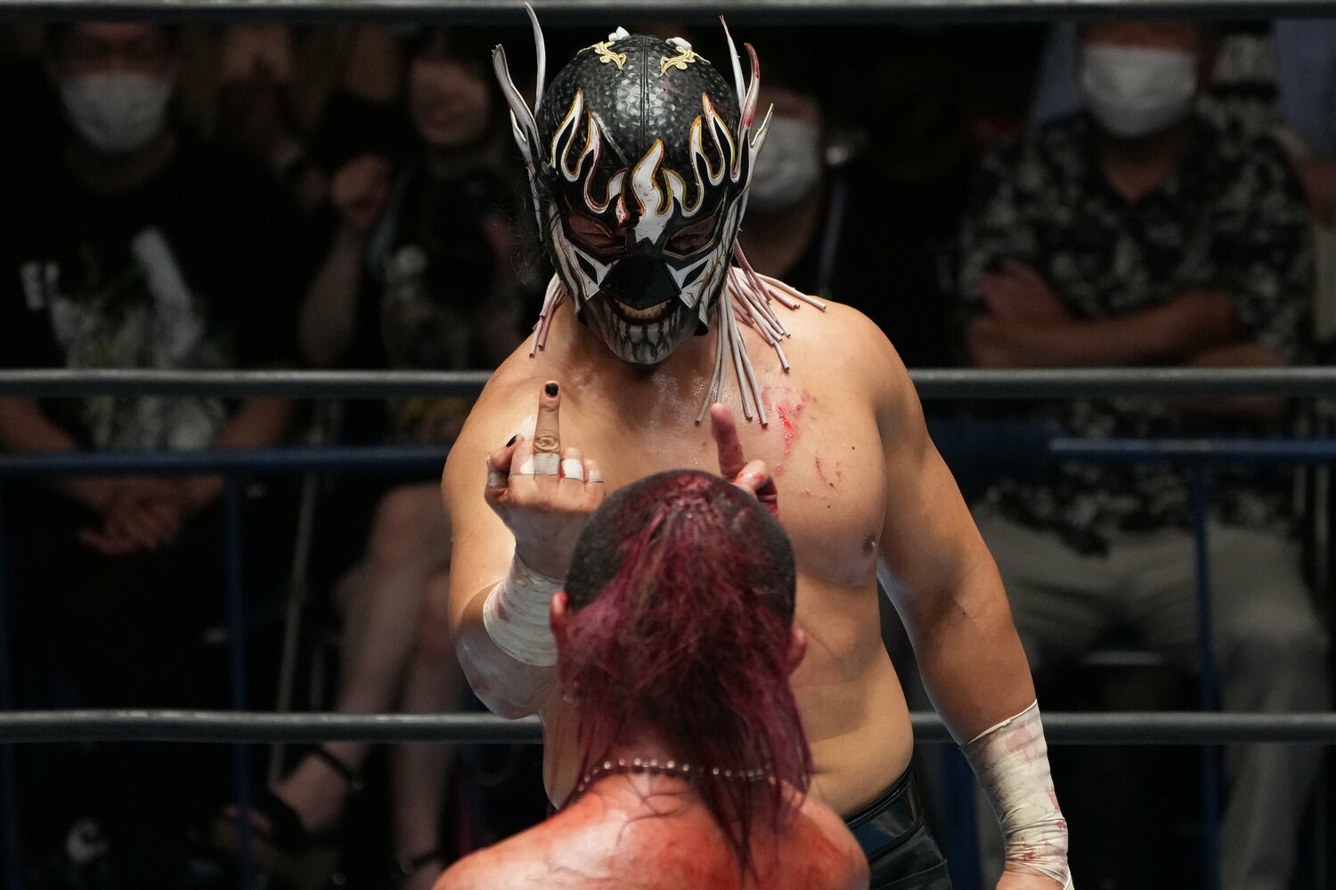 7月4日の試合後、笑顔で中指を立てるエル・デスペラードと葛西純（クリックすると「この記事の写真」に飛びます。流血等の過激な写真を含みますのでご注意ください）