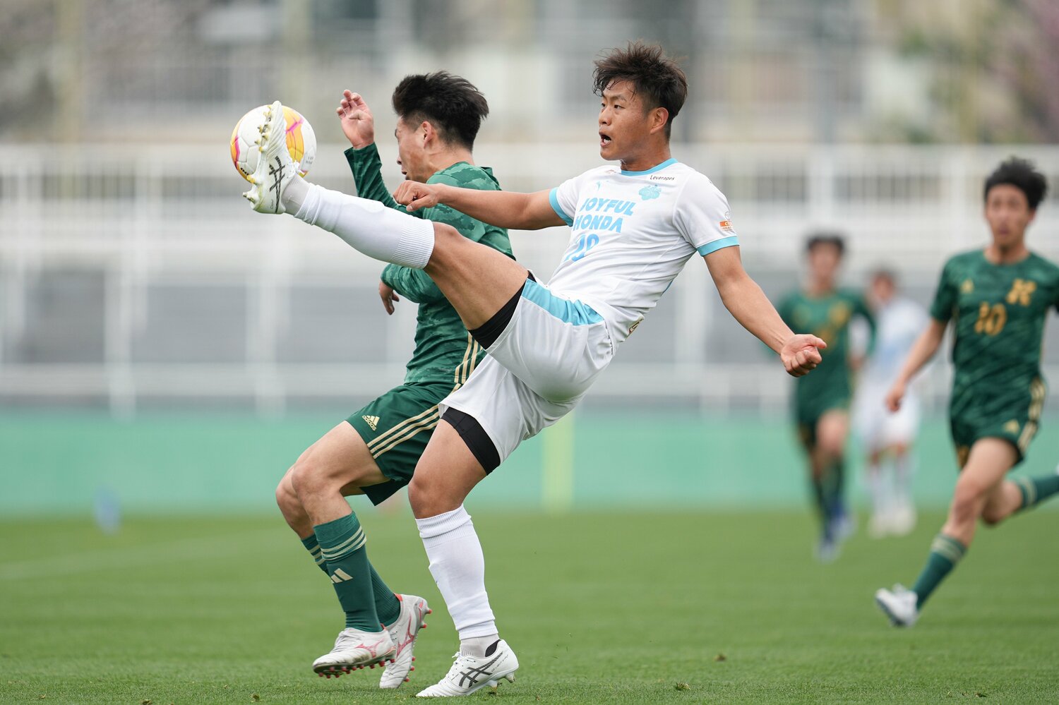 屈強なフィジカルが特長のセンターバックとして注目を集めた筑波大3年・諏訪間幸成　©︎AFLO SPORT