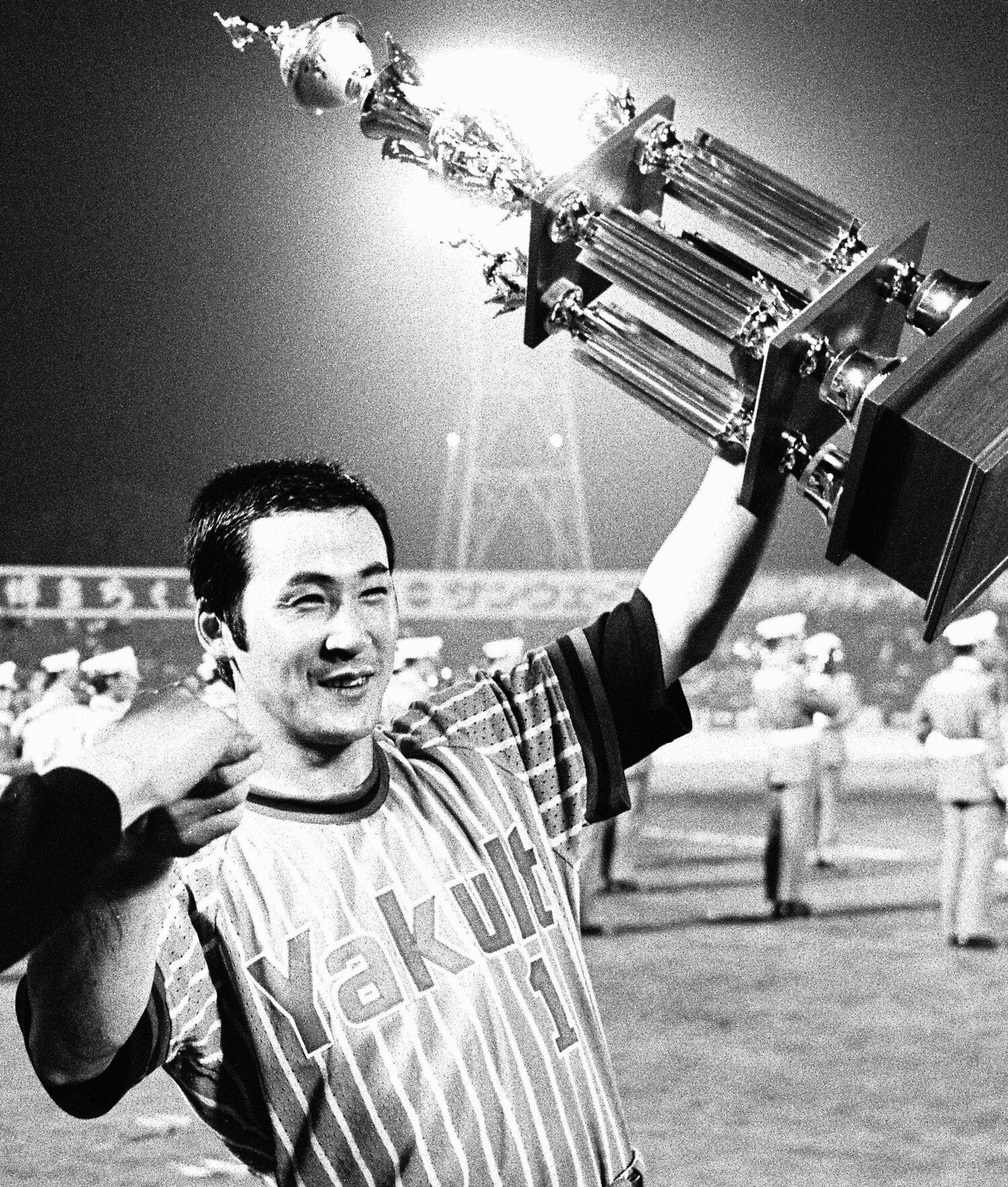 1977年、オールスター第1戦で殊勲賞を獲得し、トロフィーを掲げる若松勉　©KYODO